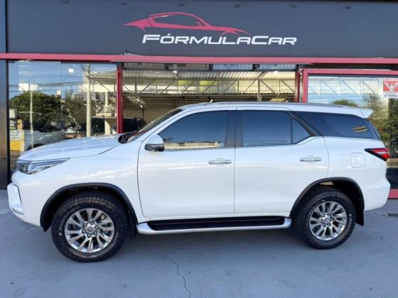 TOYOTA HILUX SW4 2.8 D-4D TURBO DIESEL SRX 4X4 AUTOMÁTICO
